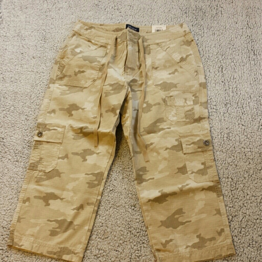 Super cute new camouflage capri